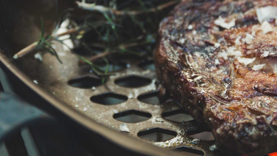 Capture flame-grilled flavor with the Solidteknics Barbecue Pan